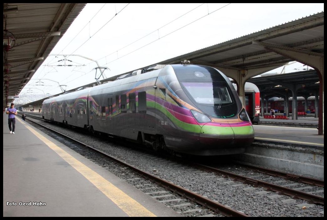 RES 001 Elektrotriebzug im Bahnhof Gara de Nord in Bukarest am 17.05.2015.
Der Triebzug scheint ein Einzelstück zu sein. Ich beobachtete ihn mehrfach auf der Strecke zwischen Brasov und Bukarest.