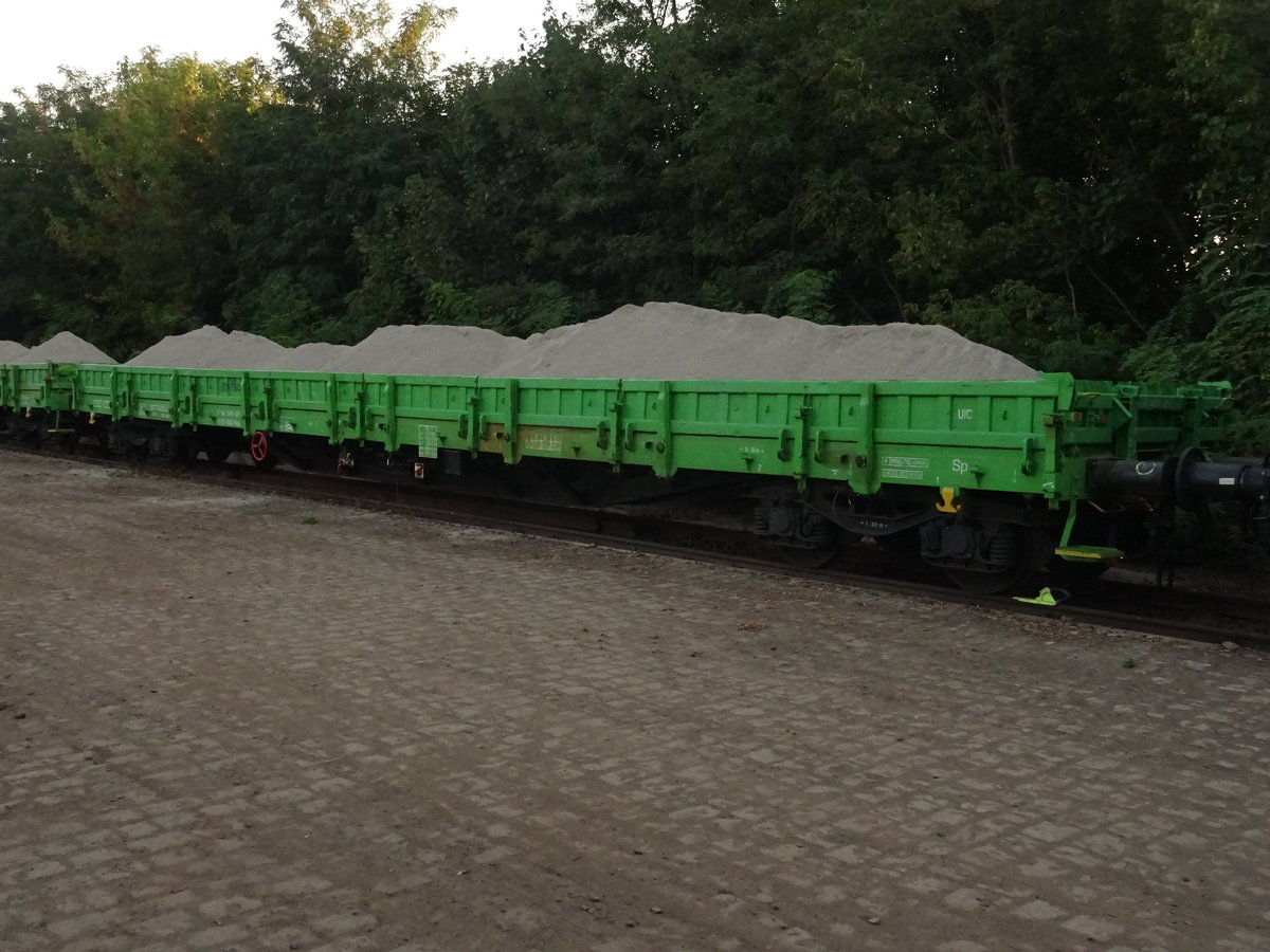 Res in Bauzugdiensten:  Wagen-Nummer 31 56 3936 421-7 RIV SK-BUG Res. Eigentümer BUG Verkehrsbau, immatrikuliert in der Slowakei. Aufgenommen aber in Hennigsdorf b. Berlin, 16.8.2018
