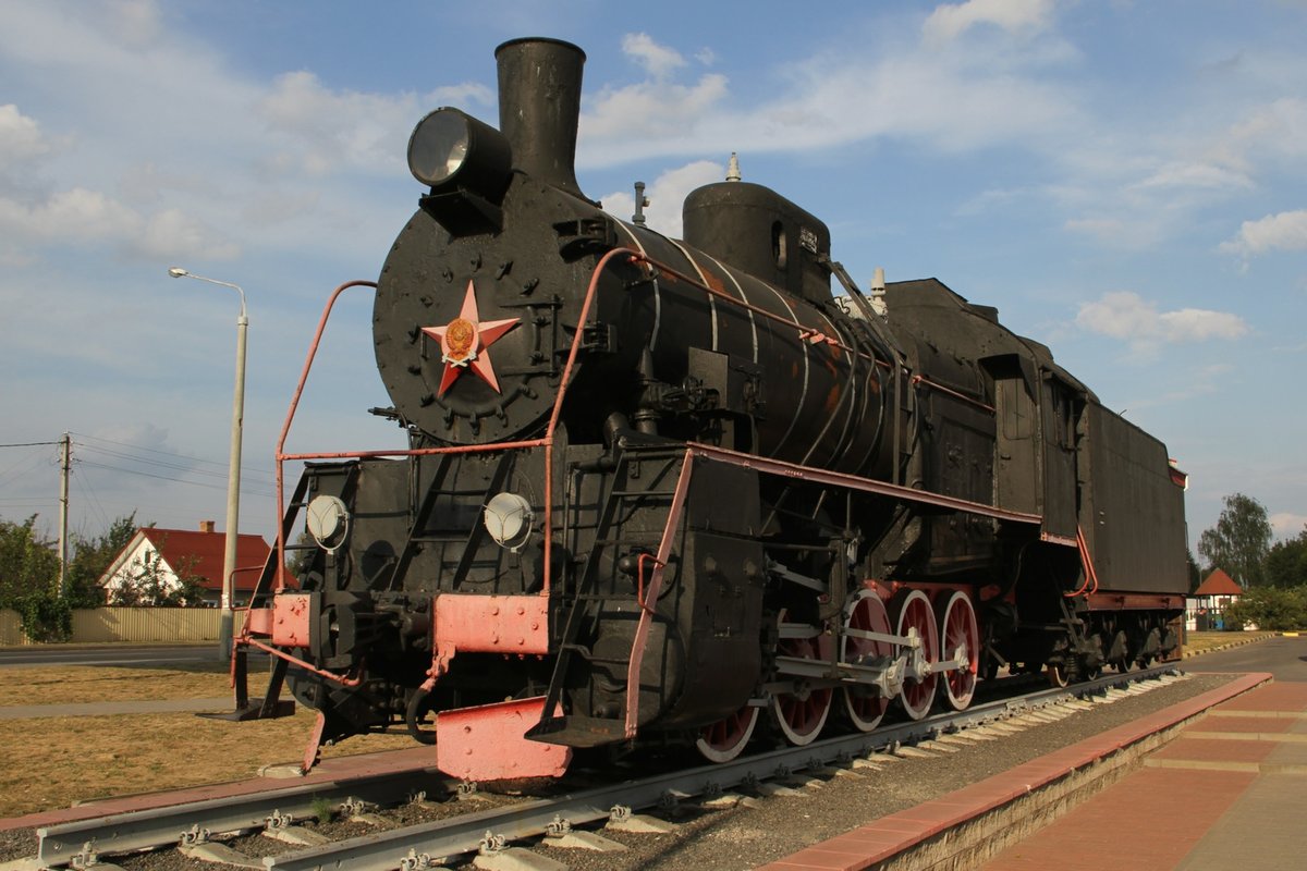 Reschytza in Weißrussland. An vielen Bahnhöfen steht eine Sockellok als Denkmal. Hier eine Dampflok mit schönen Stern vorne dran. In dem autoritär regiertem Land halten sich die Leute gut an die Vorschriften, und es gibt auch keine scheusslichen Graffitos. Erspechtet am 5.9.16.