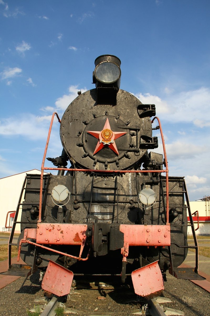 Reschytza in Weißrussland. An vielen Bahnhöfen steht eine Sockellok als Denkmal. Hier eine Dampflok mit schönen Stern vorne dran. In dem autoritär regiertem Land halten sich die Leute gut an die Vorschriften, und es gibt auch keine scheusslichen Graffitos. Erspechtet am 5.9.16.