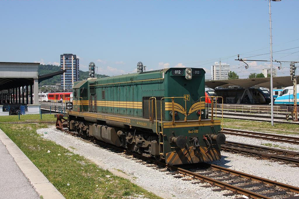 Reserve im Hauptbahnhof Lubljana: Großdiesel 644012 am 24.5.2011.