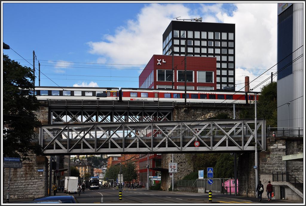 Restaurant mit Aussicht im EC nach München auf dem Wipkingerviadukt. Im Vordergrund ist Brücke der ehemaligen Bahnlinie über den Letten nach Stadelhofen zu sehen. Sie dient heute als Fussweg. (24.09.2015)