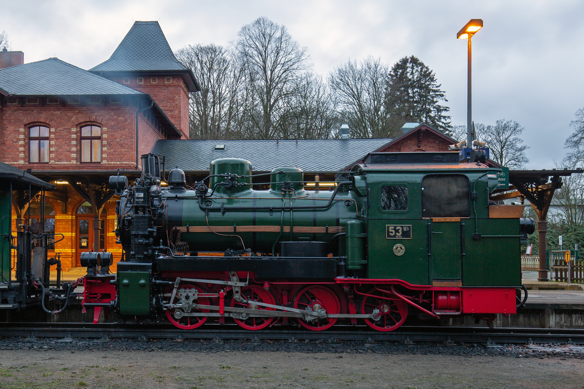 Restaurierte Mh 53 Lok 99 4633 bei „DRG Dampftechnik Reichelt“, wieder auf Rügen im Einsatz, hier am frühen Abend in Putbus am Bahnsteig. - 05.01.2021 
