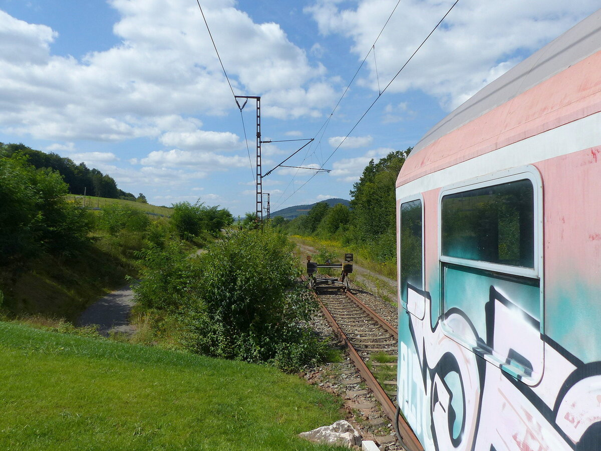 Reste der alten Spessartrampe mit dem D-DB 50 80 22-35 810-7 Bnrz 450.3 als Denkmal, am 25.08.2021 bei Laufach.