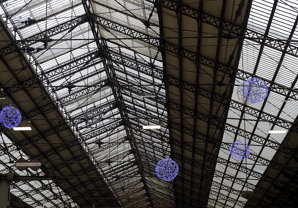 Reste der Weihnachtsbeleuchtung hngen auch Mitte Januar noch unter dem beeindruckenden Hallendach des Pariser Bahnhofs  Gare d´Austerlitz . 15.1.2014