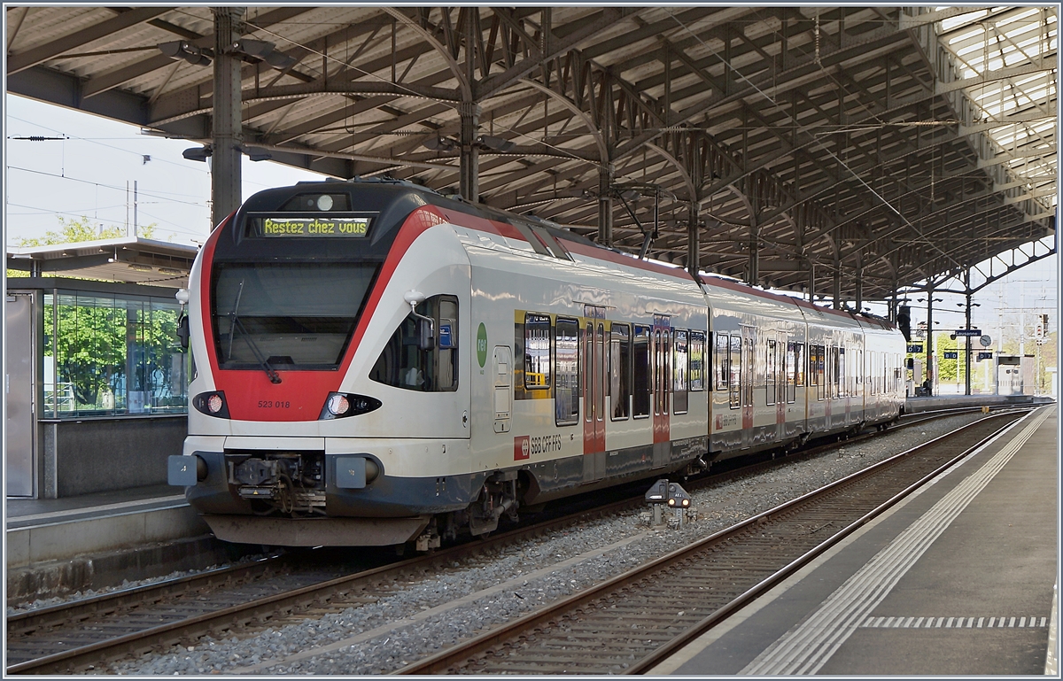 RESTEZ CHEZ VOUS / BLEIBEN SIE ZU HAUSE - diese Botschaft scheint angekommen zu sein.

Der SBB RABe 523 018 hofft in Lausanne auf möglichst wenige Fahrgäste für seine Fahrt nach Grandson. 

10. April 2020