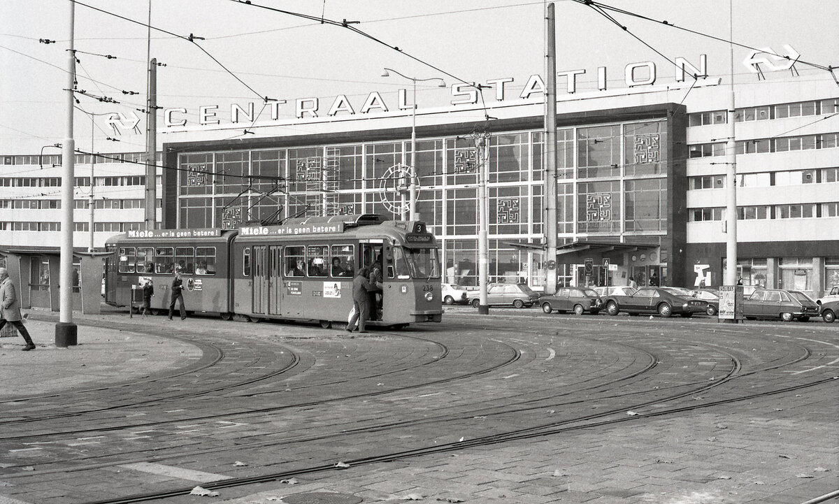 RET 238 wartet vor dem Hauptbahnhof an der Haltestelle  CS , auf dem Weg von Blijdorp nach Kralingen; Linie 3. Das Fahrzeug wurde von Schindler erbaut und gehört der Serie 231-244 an. Rotterdam, 08.11.1975, ca 12.15u. Scan (Bild 90615; Ilford FP4).