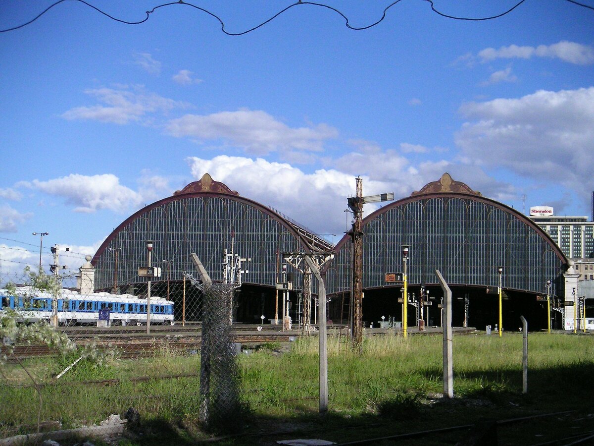 Retiro-Mitre oder einfach Retiro, ist einer der sechs großen Fernbahnhöfe in Buenos Aires. In der Nähe von Retiro gelegen, dient er als Endstation der Mitre-Linie, die Nahverkehrszüge in die nördlichen Vororte der Metropolregion Buenos Aires fährt. Es fungiert auch als Endbahnhof für den Nationalzug General Mitre Railway. Der Bau begann im Juni 1909 und der Bahnhof wurde am 1. August 1915 eröffnet. Die Stahlkonstruktion für das Gebäude wurde in Liverpool (England) hergestellt und in Argentinien wieder zusammengebaut. Aufnahme vom 19.11.2003