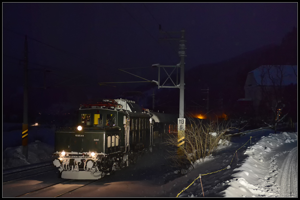 Retour von Mürzzuschlag nach Wien ging es am 6.1.2017 als SR 14277 mit 1020.44 an der Zugspitze und 50.1171 am Zugende. Die Aufnahme entstand auf der Semmering Südrampe beim Edlach Hof kurz nach Mürzzuschlag. Es wurde hier kein Blitz verwendet. Die Lokmannschaft wusste über unseren Standort bescheid, und dass dort die Strecke mit zwei Kraftfahrzeugen ein bisschen erhellt wird.