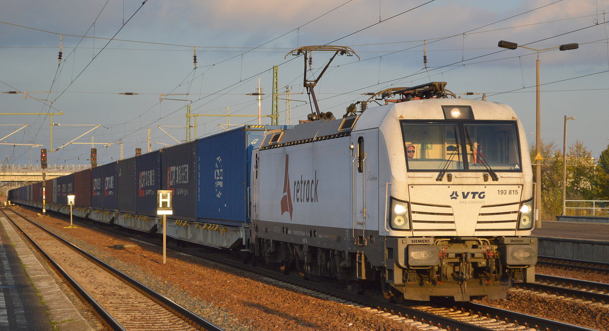 Retrack GmbH & Co. KG, Hamburg [D] mit der Railpool Vectron  193 815  [NVR-Nummer: 91 80 6193 815-8 D-Rpool] und Containerzug aus Polen (China Silk Road) am 10.11.19 Bf. Flughafen Berlin Schönefeld. 
