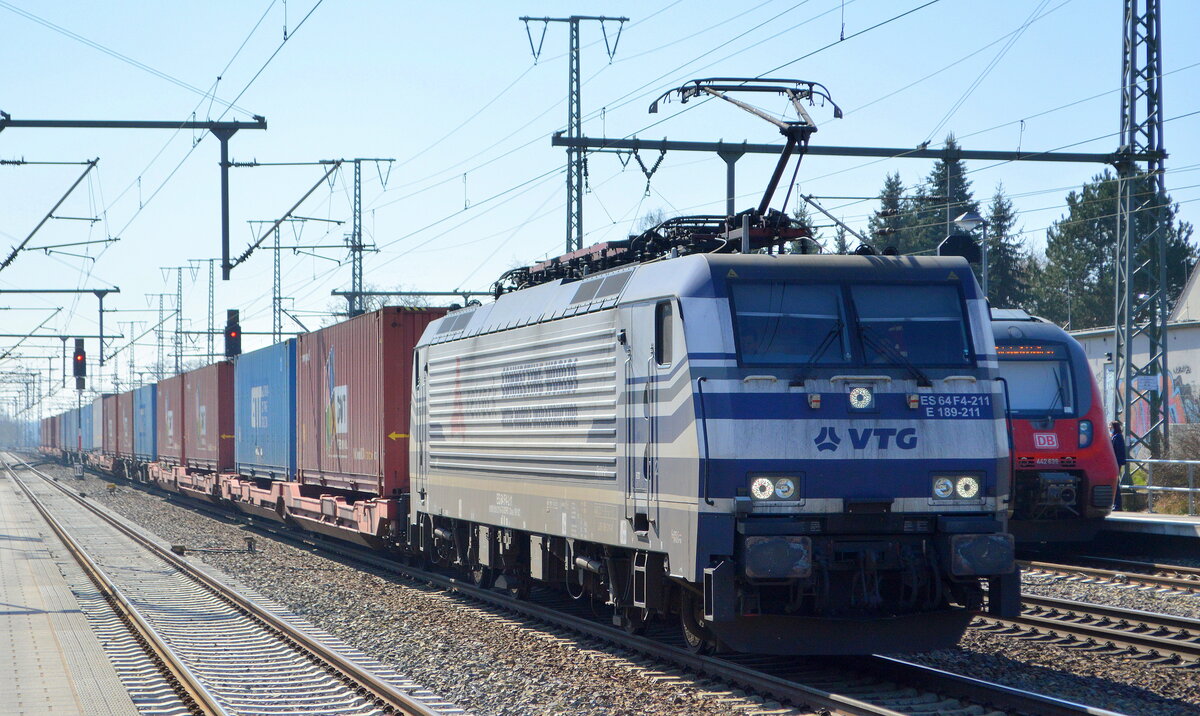 Retrack GmbH & Co. KG, Hamburg [D] mit der MRCE Dispo  ES 64 F4-211  [NVR-Nummer: 91 80 6189 211-6 D-DISPO] und KLV-Zug am 24.03.22 Durchfahrt Bf. Golm.
