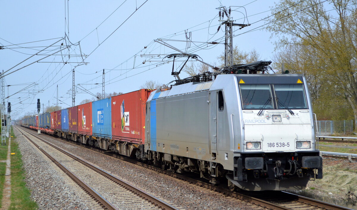 Retrack GmbH & Co. KG, Hamburg [D] mit der Railpool Lok  186 538-5  [NVR-Nummer: 91 80 6186 538-5 D-RPOOL] und KLV-Zug am 12.04.22 Durchfahrt Bf. Berlin Hohenschönhausen.