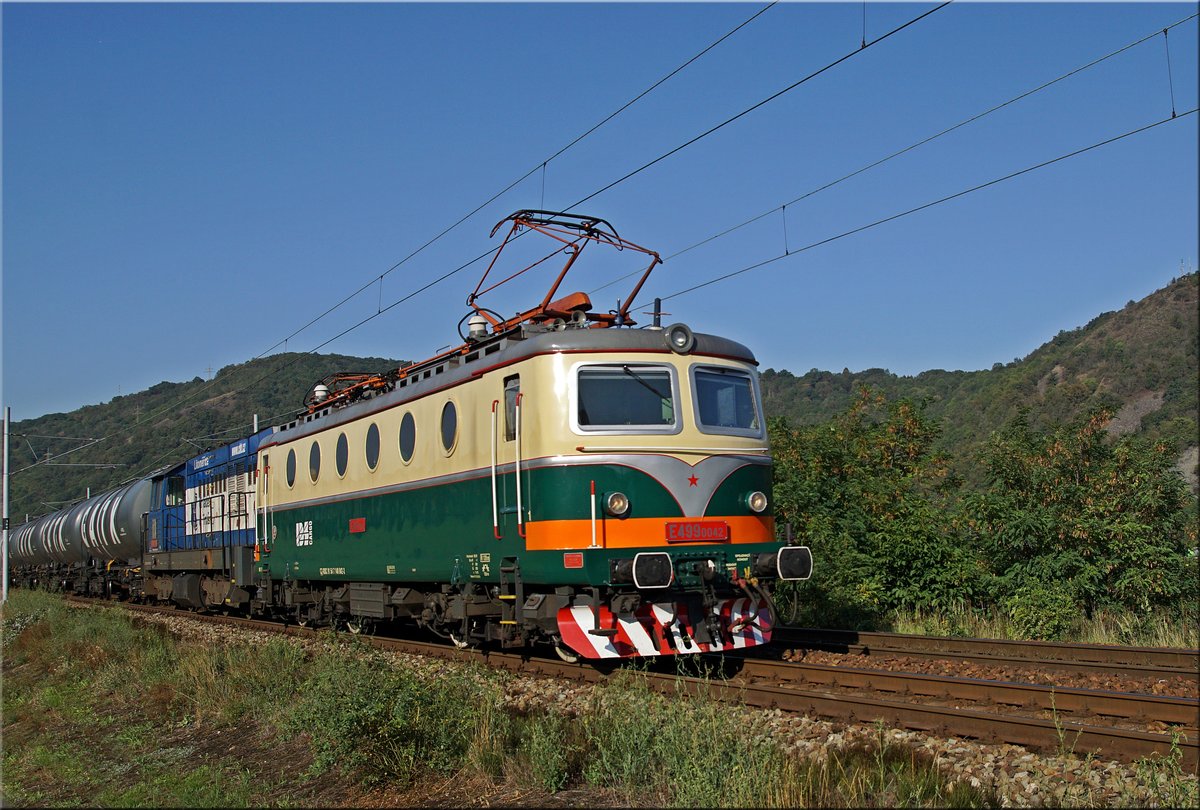 Retro Bobina E499 0042 mit einer unbekannten 742 am haken am 22.08.2019 auf dem Weg nach Usti nad Labem. Aufgenommen im Elbtal bei Cirkvice.