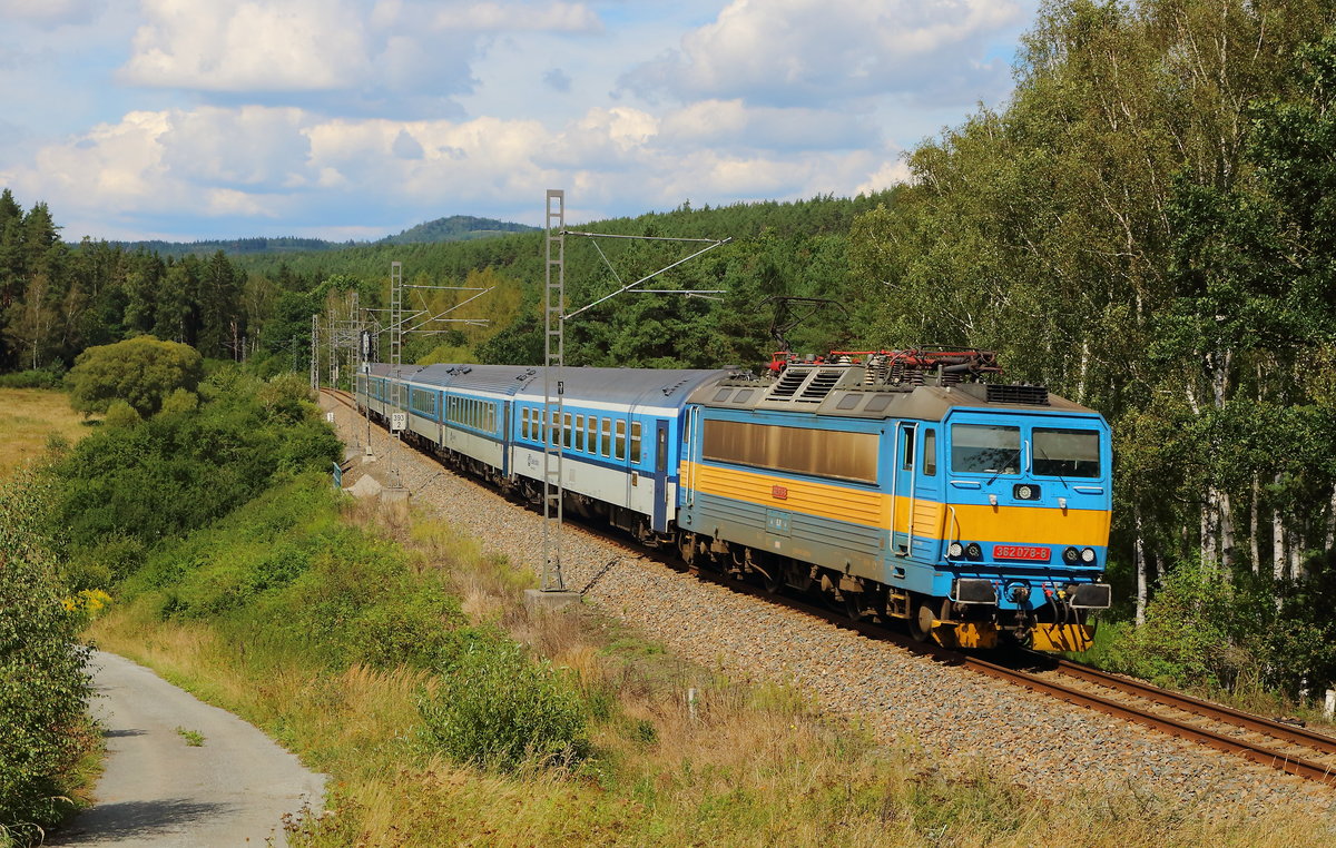 Retro Lackierung der 362 078 am R nach Prag bei Rebri im Ausgang de Mlztales. Aufgenommen am 03.09.2020.