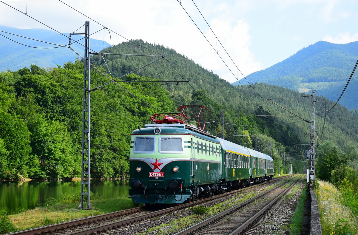 Retro-Sonderzug in der Slowakei. Die E499 062  Bobina  ist mit dem ZR 30740 aus Liptovský Mikuláš nach Rajec kurz vor Krpeľany. Die Strecke zwischen Žilina und Rajec ist nicht elektrifiziert, daher wurde der Zug auf diesem Abschnitt von einer Diesellok gezogen.
Krpeľany, 15.07.2023.