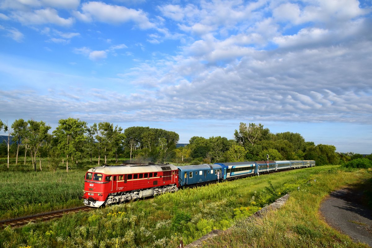Retro Wochenende am Plattensee: Das Bild zeigt den ersten Zug von Tapolca in Richtung Székesfehérvár am Sonntag. Die M62 001 ist mit dem Zug 19707. Hinter der Lok ist ein elektrische Heizwagen.
Tapolca, 02.08.2020.