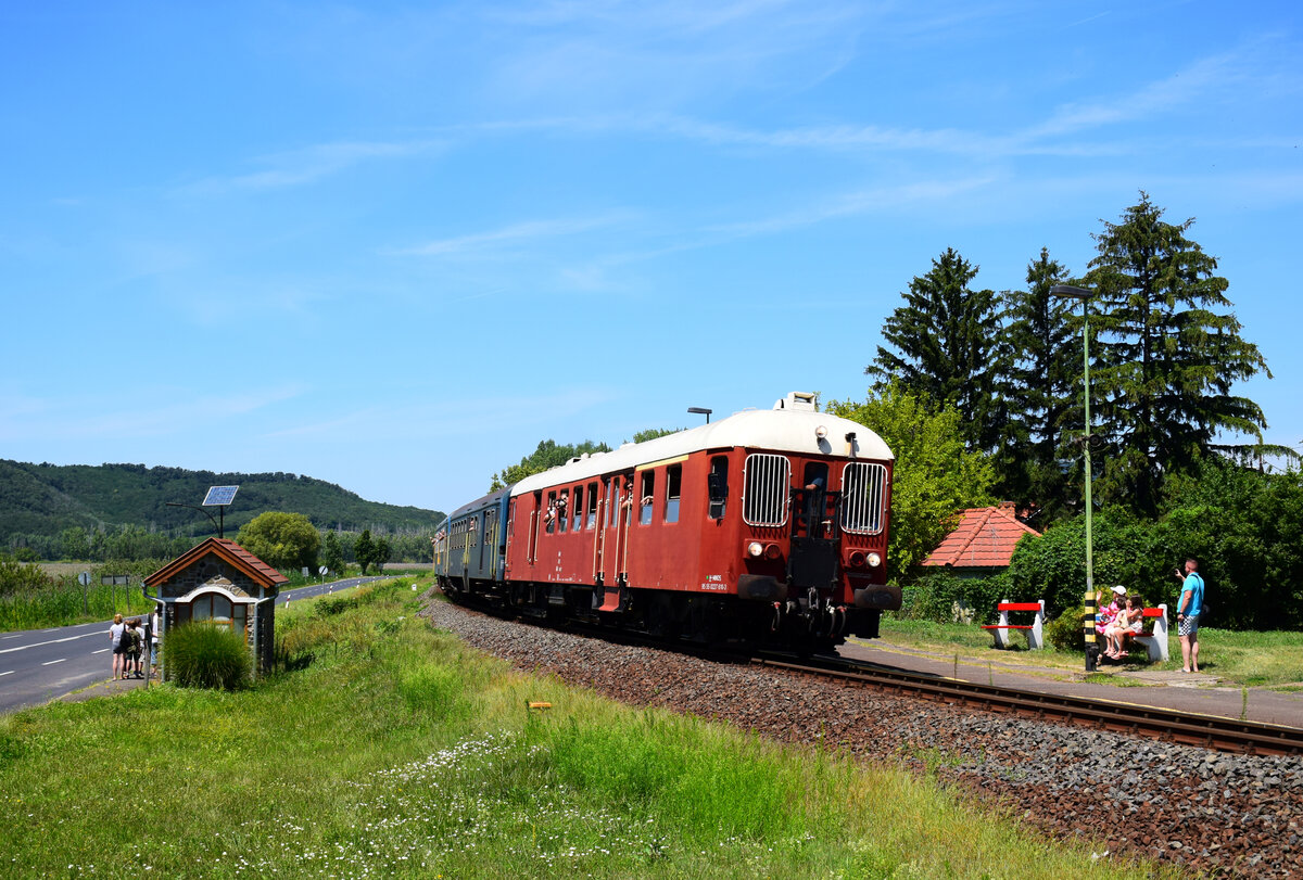 Retro Wochenende in Ungarn: die ABbmot 610 (Altbau Ganz Triebwagen aus dem Jahr 1956.) mit dem Planzug 19785 bei der Durchfahrt in Hst. Badacsonylábdihegy.
Badacsonylábdihegy, 17.07.2022.