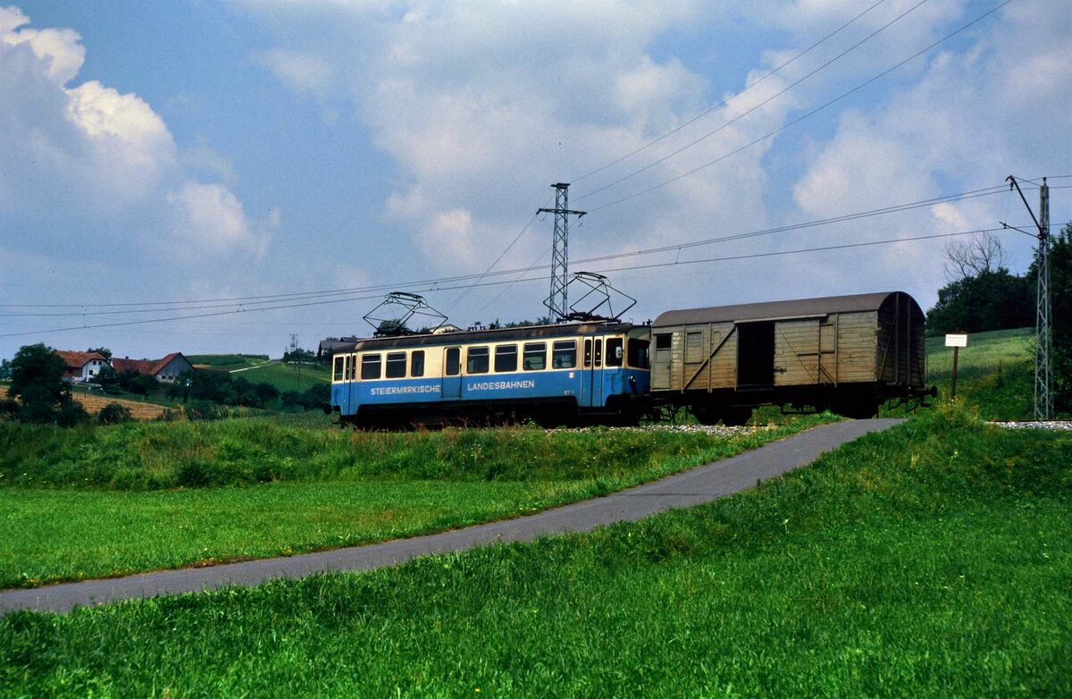 Rettet die Gleichenberger Bahn in der Steiermark! Sie ist ein wertvolles Relikt österreichischer Eisenbahnvergangenheit. 
Zwei originelle Elektrotriebwagen fahren noch auf ihr, ET 1 und ET 2, zwar überarbeitet, aber doch noch in ihrer Substanz vorhanden. 