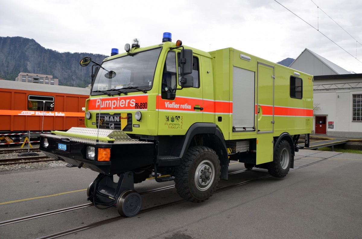 Rettungsfahrzeug Schiene/Strasse der Feuerwehr Lavin (RhB) Xm 2/2 9928, hier ausgestellt im Depotgelände Landquart zum Jubiläum 125 Jahre RhB.
Chassis: MAN LE 10.220 4x4
Dienstgewicht: 9,0t
LüP: 7,56m
Vmax: 60km/h (Strasse) 35km/h (Schiene)
Lieferfirma: Brändle Fahrzeugbau, Wil,
Inbetriebsetzung: 2007