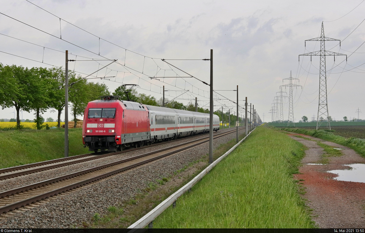 [Reupload]

101 090-9 ist unterwegs mit fünf IC-Wagen an der Blockstelle (Bk) Braschwitz.

🧰 DB Fernverkehr
🚝 IC 2037 (Linie 56) Norddeich Mole–Leipzig Hbf
🚩 Bahnstrecke Magdeburg–Leipzig (KBS 340)
🕓 14.5.2021 | 13:50 Uhr