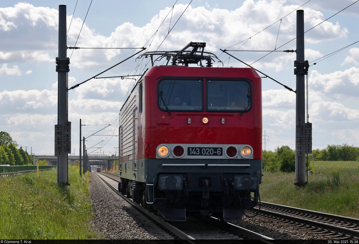 [Reupload]

143 020-6 als Tfzf durchfährt mit dreiköpfiger Lokmannschaft den Hp Zöberitz auf Gleis 2 Richtung Köthen.
Aufgenommen im Gegenlicht hinter der Bahnsteigbegrenzung. Das Gleis verläuft hier in einem leichten Bogen, sodass die Lok im ersten Moment schief wirkt.

🧰 Salzland Rail Service GmbH (SRS)
🚩 Bahnstrecke Magdeburg–Leipzig (KBS 340)
🕓 30.5.2021 | 15:38 Uhr