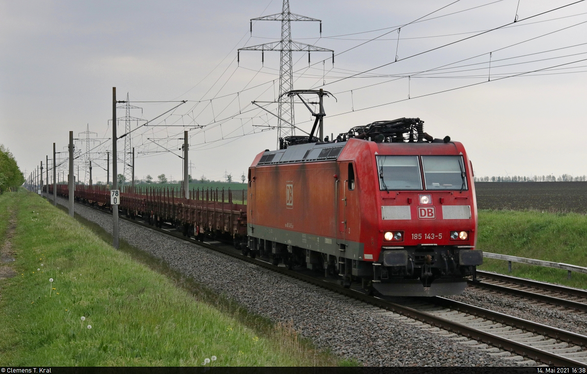[Reupload]

185 143-5 fährt mit leeren Flachwagen mit Seitenborden der ČD Cargo, a.s. durch Braschwitz Richtung Halle (Saale).

🧰 DB Cargo
🚩 Bahnstrecke Magdeburg–Leipzig (KBS 340)
🕓 14.5.2021 | 16:38 Uhr