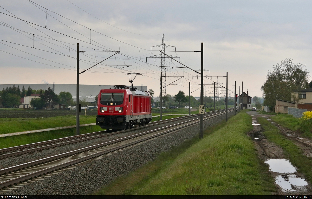 [Reupload]

187 193-8 rollt als Tfzf an der Blockstelle (Bk) Braschwitz Richtung Köthen.

🧰 DB Cargo
🚩 Bahnstrecke Magdeburg–Leipzig (KBS 340)
🕓 14.5.2021 | 16:53 Uhr