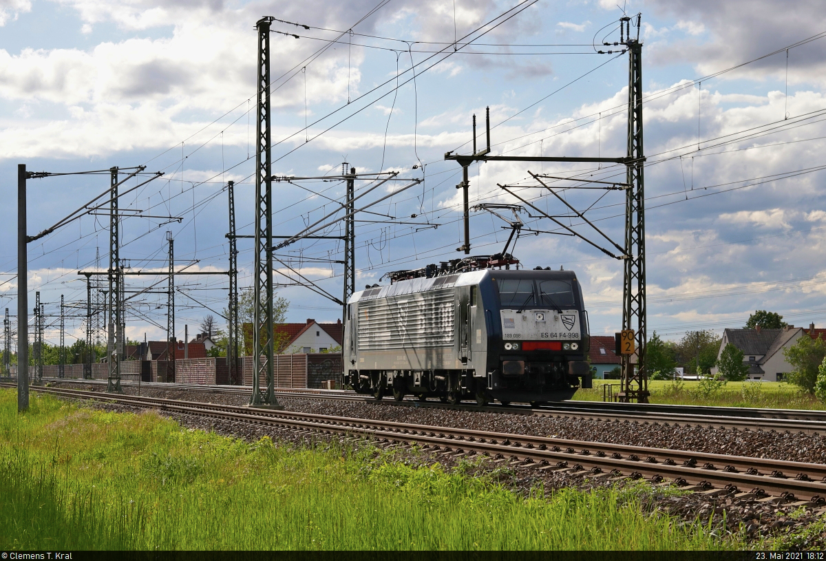 [Reupload]

189 098-7 (Siemens ES64F4-998), mit Werbung für SCHWENK Zement GmbH & Co. KG und BELOG Betonlogistik GmbH & Co. KG, als Tfzf unterwegs bei Halle Messe Richtung Leipzig.
Am 17.6.2021 wurde sie laut railcolor.net an DB Cargo verkauft.

🧰 Mitsui Rail Capital Europe GmbH (MRCE)
🚩 Bahnstrecke Magdeburg–Leipzig (KBS 340)
🕓 23.5.2021 | 18:12 Uhr
