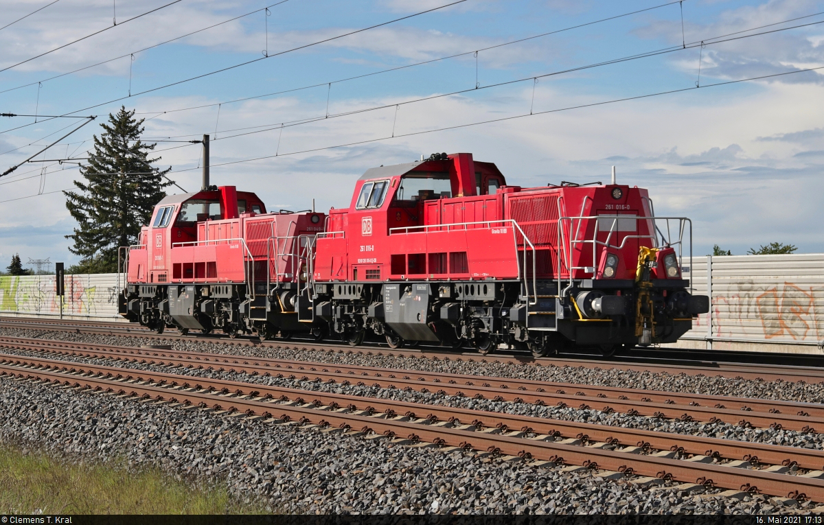 [Reupload]

261 016-0 und 261 049-1 (Voith Gravita 10 BB) fahren bei Benndorf (Kabelsketal​) Richtung Leipzig.

🧰 DB Cargo
🚩 Bahnstrecke Magdeburg–Leipzig (KBS 340)
🕓 16.5.2021 | 17:13 Uhr