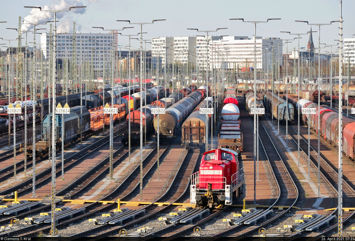 [Reupload]

294 605-1 (294 105-2 | 290 105-6 | DB V 90) setzt sich auf Gleis 621 in der gut besetzten Zugbildungsanlage (ZBA) Halle (Saale) für neue Rangieraufgaben in Bewegung.
Aufgenommen von der Berliner Brücke.

🧰 DB Cargo
🕓 26.4.2021 | 7:24 Uhr