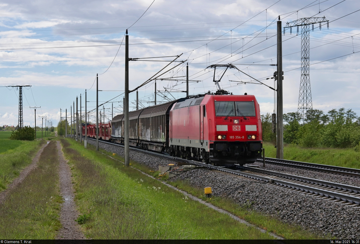 [Reupload]

Als es nach einem starken Schauer wieder aufklart, bewegt sich ein weiterer gemischter Gz - diesmal mit 185 354-8 - bei Großkugel Richtung Leipzig.

🧰 DB Cargo
🚩 Bahnstrecke Magdeburg–Leipzig (KBS 340)
🕓 16.5.2021 | 16:31 Uhr