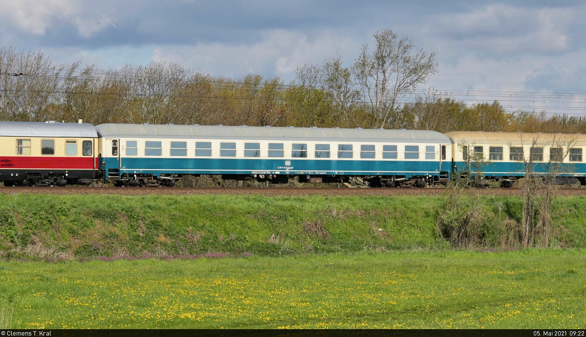 [Reupload]

Blick auf einen der beiden UIC-X-Wagen (DB) der Gattung  Bm <sup>235</sup>  (51 80 22-90 489-1 D-DB), der in der Überführungsfahrt des DB Museums Koblenz zum DB Museum Nürnberg eingereiht ist und von 111 001-4 durch die Saale-Elster-Aue an der Steinlache bei Kollenbey (Schkopau) gezogen wird.

🧰 DB Museum Nürnberg (Standort Koblenz)
🚝 Lr 91340 Halle (Saale)–Nürnberg Rbf
🚩 Bahnstrecke Halle–Bebra (KBS 580)
🕓 5.5.2021 | 9:22 Uhr