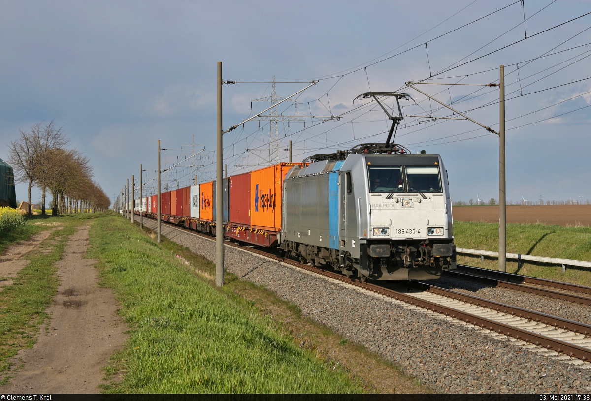 [Reupload]

Containerzug mit 186 435-4 unterwegs an der Blockstelle (Bk) Braschwitz Richtung Halle (Saale).

🧰 Railpool GmbH, aktueller Mieter unbekannt
🚩 Bahnstrecke Magdeburg–Leipzig (KBS 340)
🕓 3.5.2021 | 17:38 Uhr