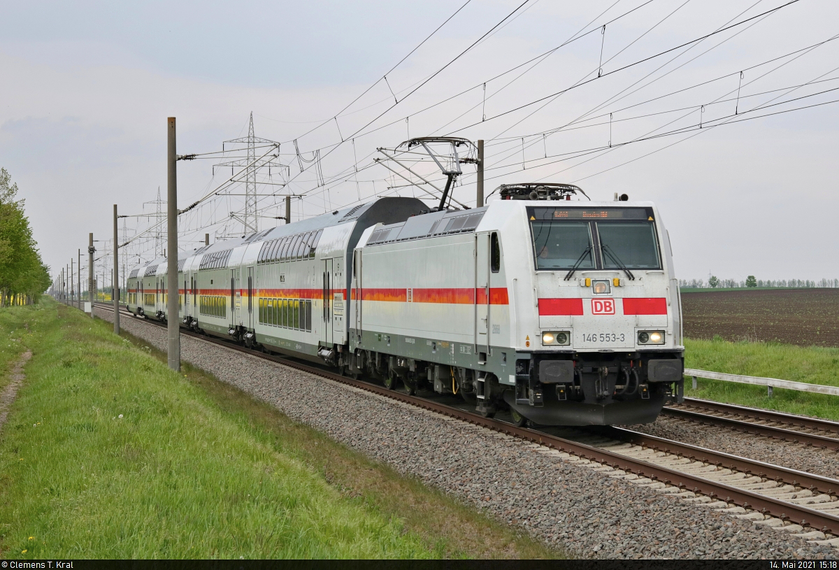 [Reupload]

Ebenfalls verspätet an diesem Nachmittag war der  Nationalpark Niedersächsisches Wattenmeer  mit 146 553-3, als er in Braschwitz dem nächsten Halt - Halle(Saale)Hbf - entgegenstrebt.

🧰 DB Fernverkehr
🚝 IC 2441 (Linie 55) Köln Hbf–Dresden Hbf [+30]
🚩 Bahnstrecke Magdeburg–Leipzig (KBS 340)
🕓 14.5.2021 | 15:18 Uhr