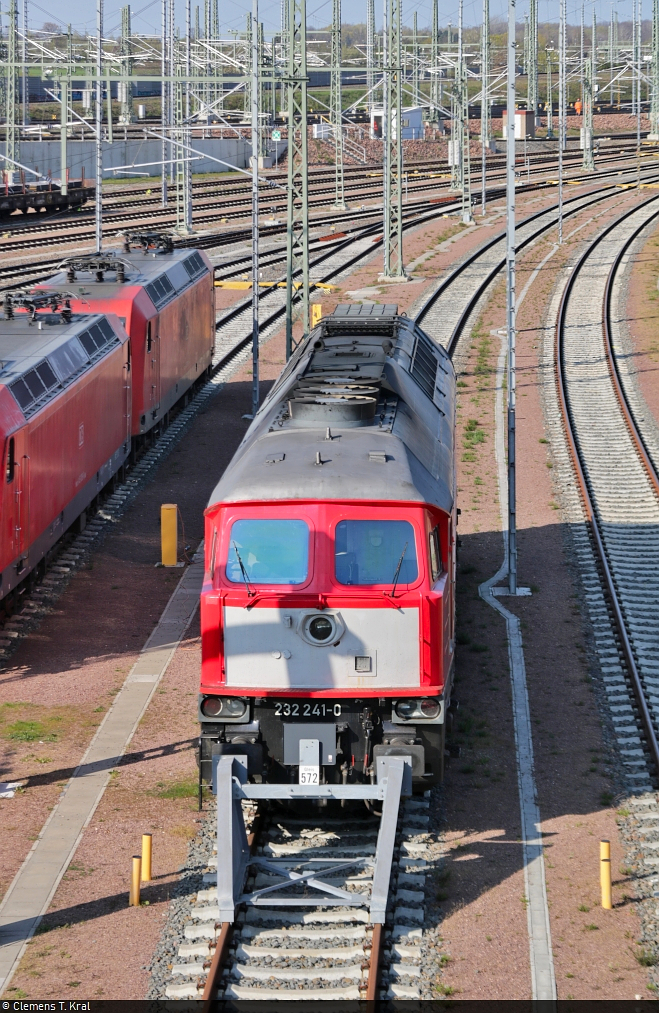 [Reupload]

Feierabend. 232 241-0 (132 241-1) wird auf Gleis 572 der Zugbildungsanlage (​ZBA) Halle (Saale) abgestellt.
Aufgenommen von der Berliner Brücke.

🧰 DB Cargo
🕓 28.4.2021 | 16:59 Uhr