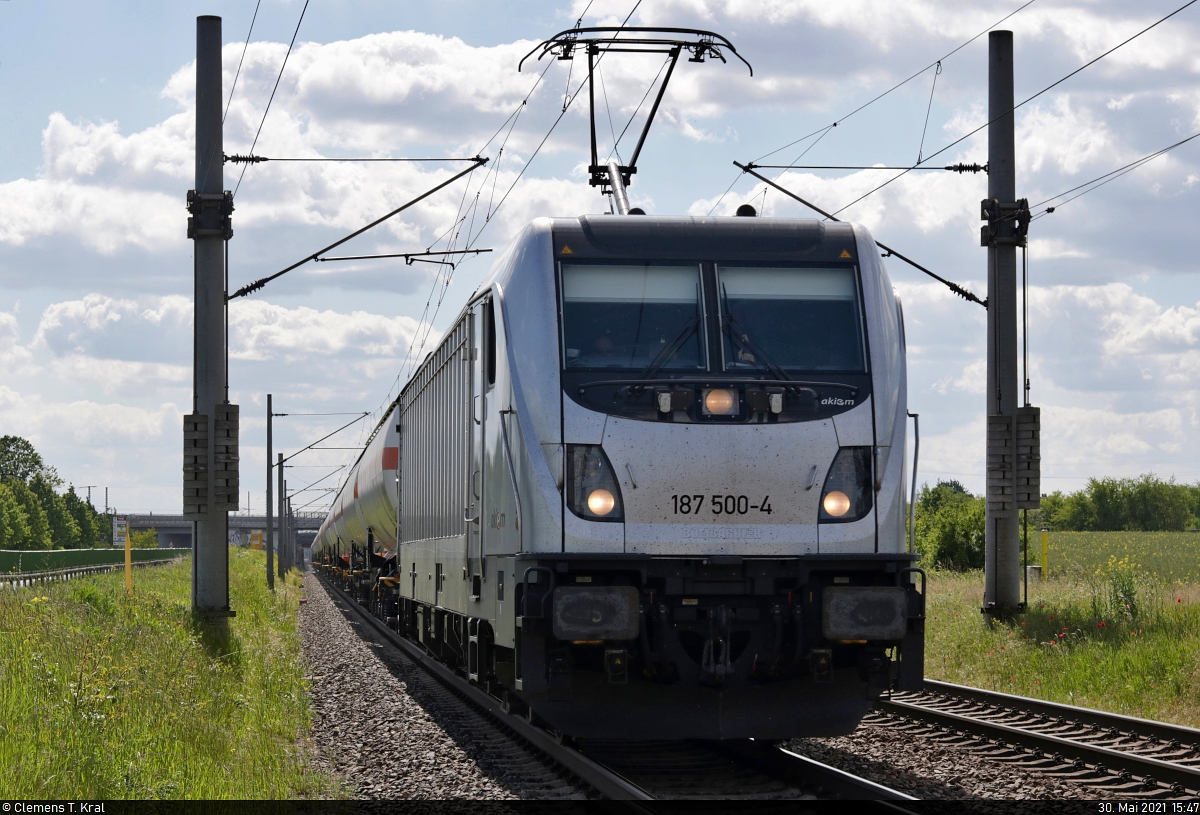 [Reupload]

Gaskesselzug mit 187 500-4 bei der Durchfahrt des Hp Zöberitz auf Gleis 2 Richtung Köthen.
Aufgenommen im Gegenlicht hinter der Bahnsteigbegrenzung.

🧰 Akiem S.A.S., vermietet an die HSL Logistik GmbH (HSL)
🚩 Bahnstrecke Magdeburg–Leipzig (KBS 340)
🕓 30.5.2021 | 15:47 Uhr