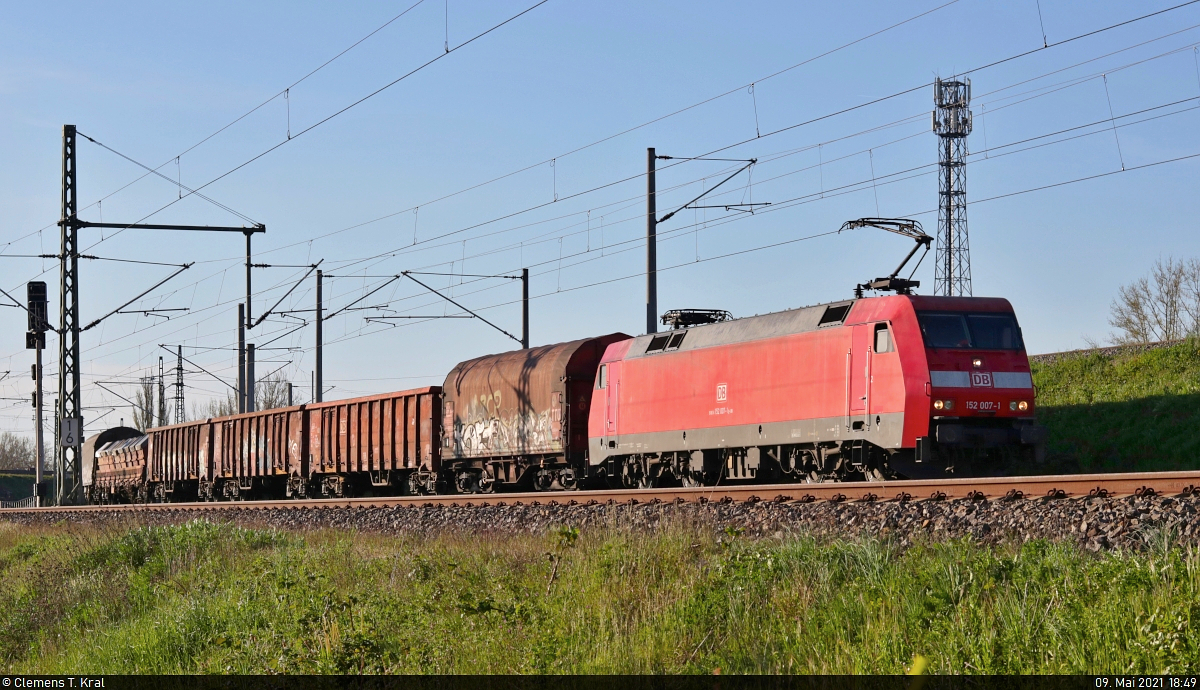 [Reupload]

Gemischter Gz mit 152 007-1 (Siemens ES64F) erhält an der Leipziger Chaussee (B 6) in Halle (Saale) grünes Licht für die Weiterfahrt Richtung Leipzig.

🧰 DB Cargo
🚩 Bahnstrecke Magdeburg–Leipzig (KBS 340)
🕓 9.5.2021 | 18:49 Uhr