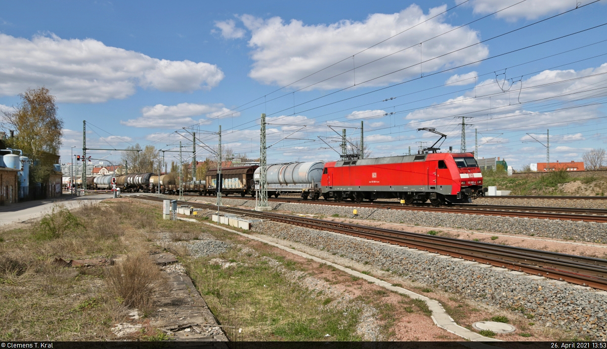 [Reupload]

Gemischter Gz mit 152 063-4 (Siemens ES64F) befährt die Gütergleise in Halle (Saale), Karl-von-Thielen-Straße, in südlicher Richtung.
Um die Wagen abzuholen, fuhr die Lok <a href= https://www.bahnbilder.de/bild/deutschland~e-loks~br-152/1256803/reupload152-063-4-siemens-es64f-faehrt-als.html  target= _blank >vor einer Dreivierstelstunde</a> zur Zugbildungsanlage (ZBA) Halle (Saale).

🧰 DB Cargo
🕓 26.4.2021 | 13:53 Uhr
