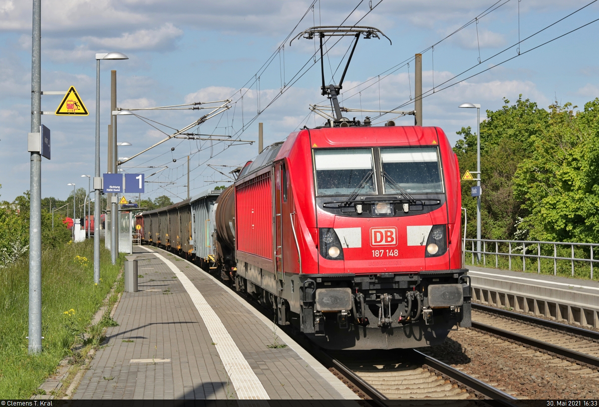 [Reupload]

Gemischter Gz mit 187 148-2 durchfährt den Hp Zöberitz auf Gleis 1 Richtung Halle (Saale).

🧰 DB Cargo
🚩 Bahnstrecke Magdeburg–Leipzig (KBS 340)
🕓 30.5.2021 | 16:33 Uhr