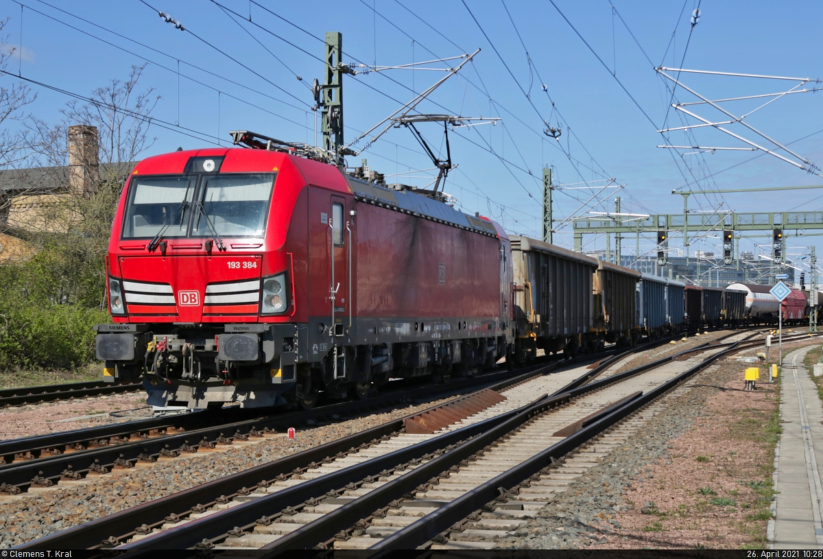 [Reupload]

Gemischter Gz mit 193 384-5 (Siemens Vectron) hat soeben Halle(Saale)Hbf passiert und fährt auf den Gütergleisen in Halle (Saale), Karl-von-Thielen-Straße,​ Richtung Leipzig.
Aufgenommen hinter dem Geländer am Bahnübergang.

🧰 DB Cargo
🕓 26.4.2021 | 10:28 Uhr