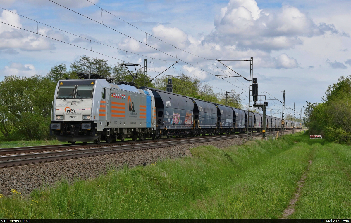 [Reupload]

Getreidezug mit 186 551-8 unterwegs bei Großkugel Richtung Halle (Saale).

🧰 Railpool GmbH, vermietet an die HSL Logistik GmbH (HSL)
🚩 Bahnstrecke Magdeburg–Leipzig (KBS 340)
🕓 16.5.2021 | 15:06 Uhr
