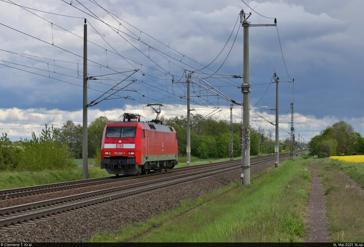 [Reupload]

Gut fünf Minuten nach 152 156-6 kommt noch eine weitere einzelne Siemens ES64F (152 028-7) bei Großkugel vorbei. Ziel ist die Zugbildungsanlage (ZBA) Halle (Saale), in der ein Gemischtwarenladen Richtung Leipzig auf sie wartet.

🧰 DB Cargo
🚩 Bahnstrecke Magdeburg–Leipzig (KBS 340)
🕓 16.5.2021 | 16:46 Uhr