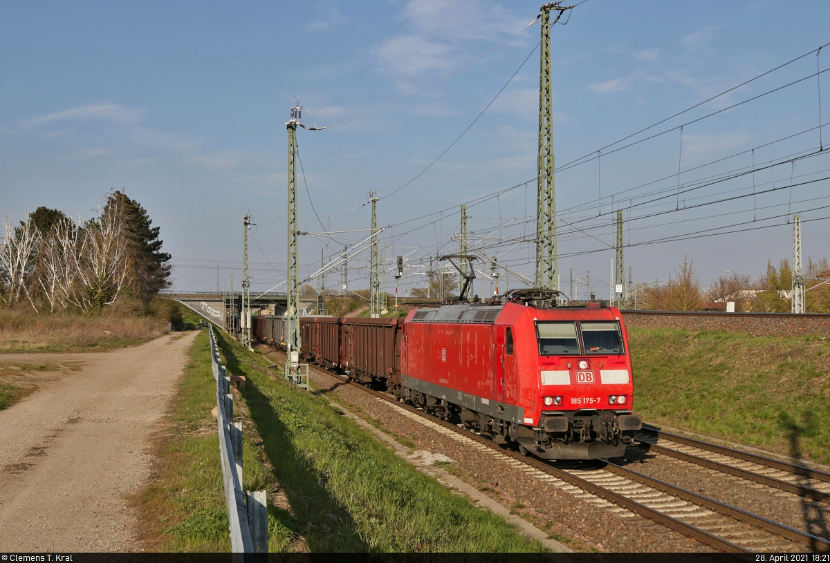 [Reupload]

Hochbordwagenzug mit 185 175-7 unterwegs in Halle (Saale), Birkhahnweg, in südlicher Richtung.

🧰 DB Cargo
🚩 Bahnstrecke Magdeburg–Leipzig (KBS 340)
🕓 28.4.2021 | 18:21 Uhr