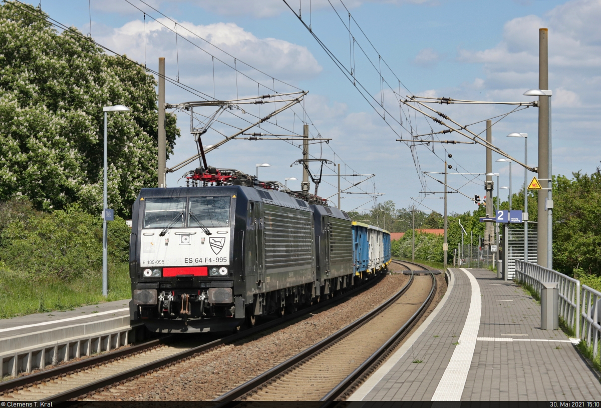 [Reupload]

Hochbordwagenzug mit 189 095-3 (Siemens ES64F4-995), mit Werbung für SCHWENK Zement GmbH & Co. KG und BELOG Betonlogistik GmbH & Co. KG, und 189 457-5 (91 51 5170 031-6 PL-DISPO | Siemens ES64F4-457) durchfährt den Hp Zöberitz auf Gleis 1 Richtung Halle (Saale). Startpunkt des Zuges war vermutlich das SCHWENK Werk in Sachsendorf (Barby).

🧰 Mitsui Rail Capital Europe GmbH (MRCE), inzwischen verkauft an DB Cargo
🚩 Bahnstrecke Magdeburg–Leipzig (KBS 340)
🕓 30.5.2021 | 15:10 Uhr