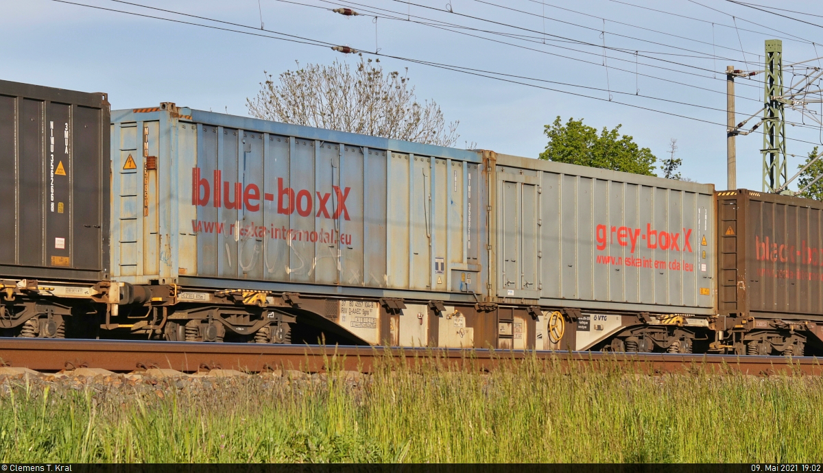[Reupload]

Kein reiner  Black-BoxX-Zug :
Blue-BoxX- (für nässeempfindliche Produkte) und Grey-BoxX-Container (mit Seitentüren für kurzfristige Be- und Entladung) der neska Schiffahrts-und Speditionskontor GmbH waren auf einem Containertragwagen der Gattung  Sgns <sup>107</sup>  (37 80 4557 104-9 D-AAEC) zu sehen. Der Zug ist mit 185 518-8 an der Leipziger Chaussee (B 6) in Halle (Saale) Richtung Leipzig unterwegs.

🧰 VTG AG
🚩 Bahnstrecke Magdeburg–Leipzig (KBS 340)
🕓 9.5.2021 | 19:02 Uhr