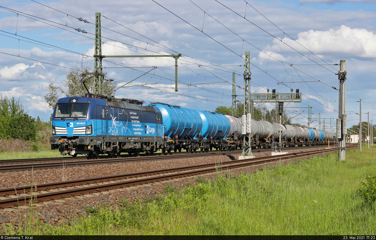 [Reupload]

Kesselzug mit 383 001-5  Quer durch Europa  (Siemens Vectron) unterwegs bei Halle Messe in nördlicher Richtung.

🧰 ČD Cargo, a.s.
🚩 Bahnstrecke Magdeburg–Leipzig (KBS 340)
🕓 23.5.2021 | 17:23 Uhr