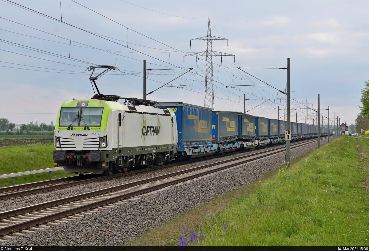 [Reupload]

KLV-Zug (LKW WALTER Internationale Transportorganisation AG) mit 193 781-2 (Siemens Vectron) unterwegs in Braschwitz Richtung Köthen.

🧰 ITL Eisenbahngesellschaft mbH (ITL)
🚩 Bahnstrecke Magdeburg–Leipzig (KBS 340)
🕓 14.5.2021 | 15:30 Uhr