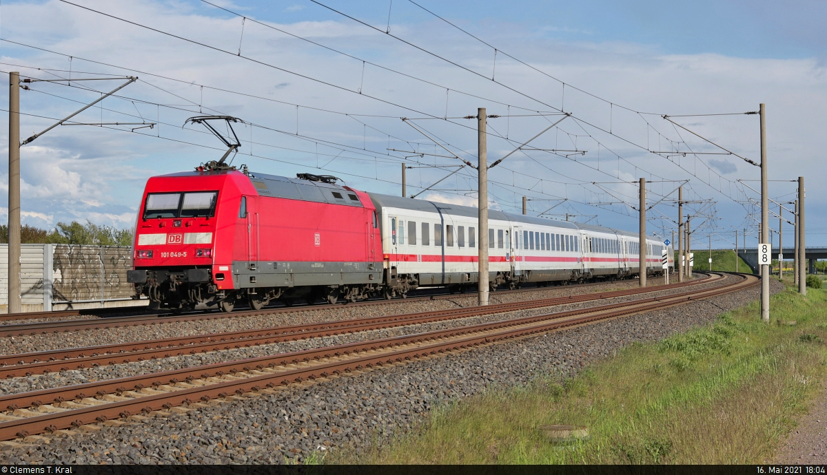 [Reupload]

Nachschuss auf 101 049-5 bei Benndorf (Kabelsketal).

🧰 DB Fernverkehr
🚝 IC 2239  Warnow  (Linie 56) Warnemünde–Leipzig Hbf
🚩 Bahnstrecke Magdeburg–Leipzig (KBS 340)
🕓 16.5.2021 | 18:04 Uhr