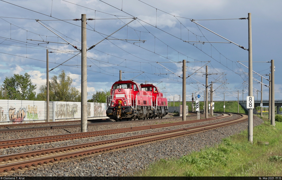[Reupload]

Nachschuss auf 261 049-1 und 261 016-0 (Voith Gravita 10 BB), die bei Benndorf (Kabelsketal) Richtung Leipzig überführt werden.

🧰 DB Cargo
🚩 Bahnstrecke Magdeburg–Leipzig (KBS 340)
🕓 16.5.2021 | 17:13 Uhr