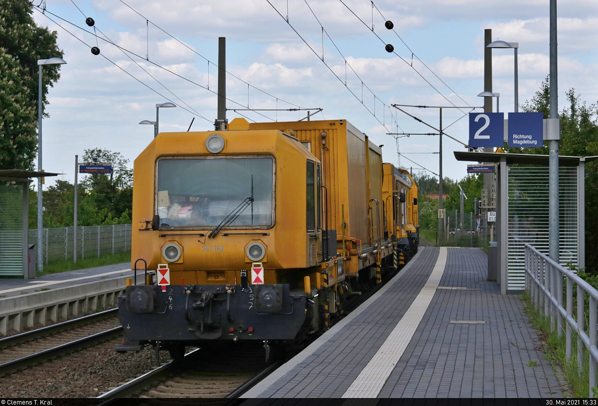[Reupload]

Nachschuss auf 741 162 (Gleisarbeitsfahrzeug GAF100R), das mit einem Schienenschleifwagen unbekannten Typs und Zuglok 203 313-2 (202 825-6 | 112 825-5 | 110 825-7 | DR V 100.1) den Hp Zöberitz auf Gleis 2 Richtung Köthen durchfährt.

🧰 DB Netz AG
🚩 Bahnstrecke Magdeburg–Leipzig (KBS 340)
🕓 30.5.2021 | 15:33 Uhr